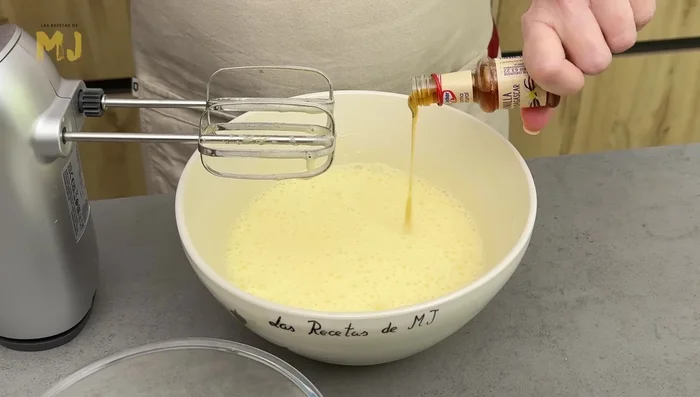 Añadir 1 cucharadita de esencia de vainilla y batir unos segundos. Incorporar 125g de yogur natural y mezclar un minuto.