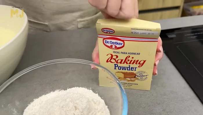En un bol aparte, mezclar 200g de harina de repostería, 16g de polvo de hornear y una pizca de sal.