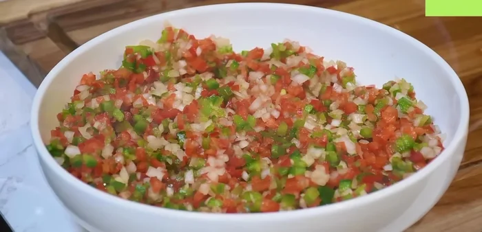 Una vez que la carne esté cocida y fría, retirar y desechar el exceso de grasa. Picar la carne finamente.