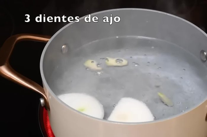 En una olla con 1 litro de agua, agregar 2 rodajas de cebolla, 3 dientes de ajo y 1 hoja de laurel. Añadir 2 libras de carne de mano de piedra (o la carne de su preferencia) y 1 cucharadita de sal. Cocer hasta que la carne esté suave.