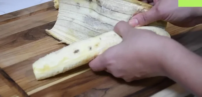 Pelar y cortar los plátanos maduros por la mitad. Freír en una sartén con aceite a fuego medio hasta que estén dorados.