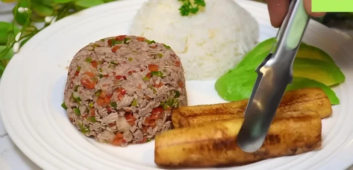 Servir el salpicón de res con arroz blanco, aguacate y plátanos maduros fritos.