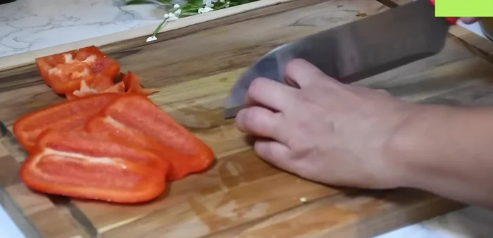 Picar finamente un pimiento rojo grande, un pimiento verde y media cebolla blanca (o amarilla).