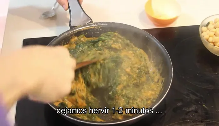 Mezclar y dejar hervir un minutillo para que se mezclen los sabores. Añadir sal si es necesario.