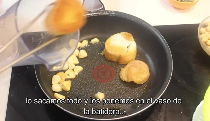 Una vez dorados, sacar y poner en el vaso de la batidora.