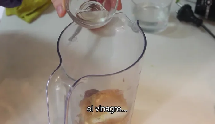 Añadir la carne de pimiento choricero, el vinagre, un poco de agua y triturar todo bien.