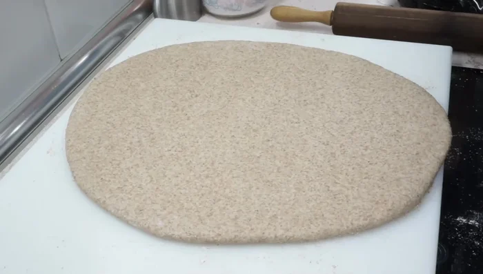 Cortar la masa en la forma deseada (cuadrados, rectángulos o círculos). Estirar los panes hasta alcanzar un grosor de medio centímetro aproximadamente.