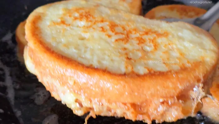 Colocar las torrijas fritas sobre papel absorbente para eliminar el exceso de aceite.