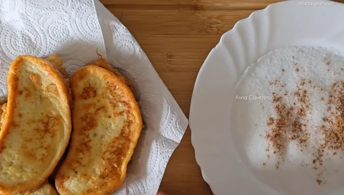 Espolvorear las torrijas con azúcar y canela.