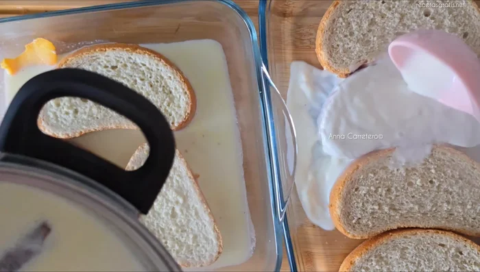 Verter la leche sobre el pan para que se empape.