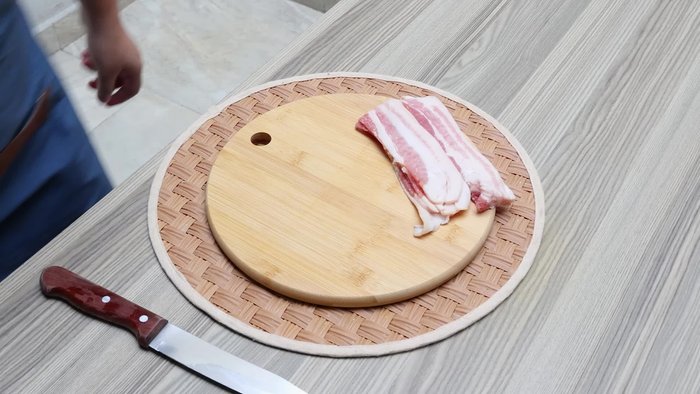 Cortar las tiras de tocino por la mitad.