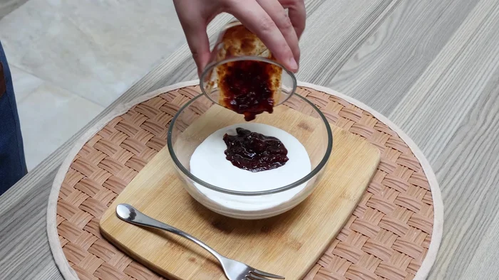 En un recipiente, mezclar la media crema, el chile chipotle, la salsa inglesa y la pimienta negra.