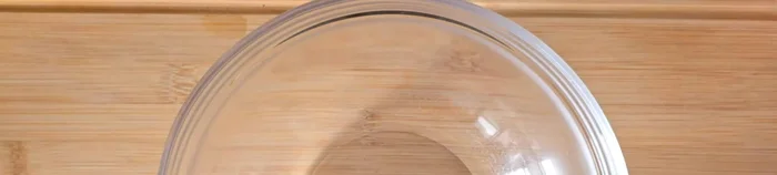 Añadir 400 ml de leche y 200 g de dulce de leche.