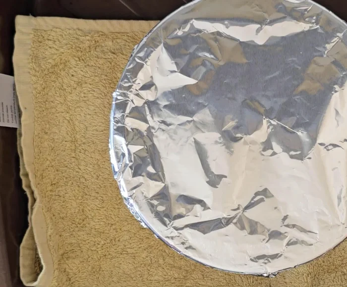 Añadir 2 cm de agua hirviendo a la bandeja.