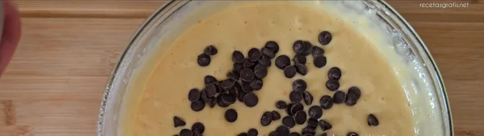 Añade pepitas de chocolate a la mezcla (opcional).