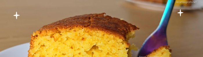 Tritura con una batidora o licuadora todos los ingredientes: una naranja en trocitos, un yogur natural griego, tres huevos grandes, una pizca de sal, un vasito de aceite de girasol, dos vasitos de azúcar, cuatro vasitos de harina de trigo y un sobre de polvo de hornear. Mezcla hasta que no queden grumos.
