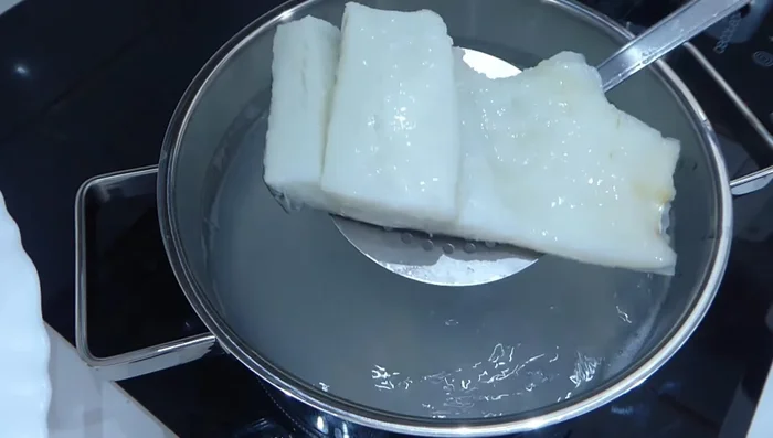 Una vez cocinado el bacalao, sacarlo con cuidado, escurrirlo y quitarle las espinas.