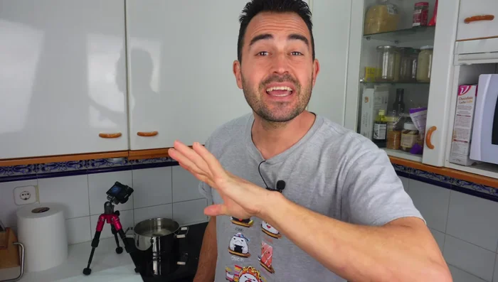 Preparar la mayonesa casera: en un vaso, mezclar un huevo, un poco de sal, un diente de ajo y aceite de girasol. Emulsionar con la batidora (turmix). Añadir poco a poco el aceite hasta obtener la consistencia deseada.