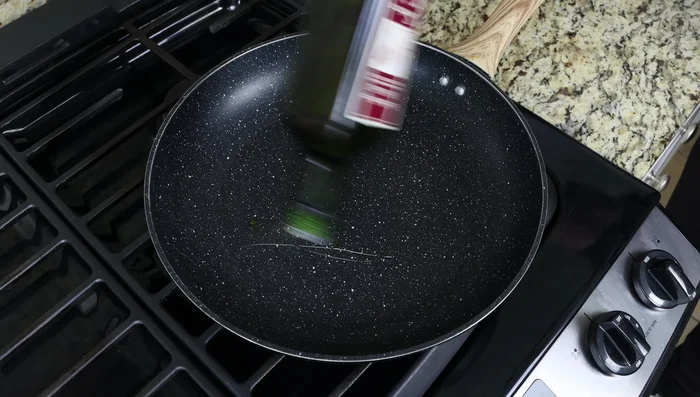 Calentar una sartén grande a fuego medio. Añadir el aceite de oliva virgen extra (102.799).