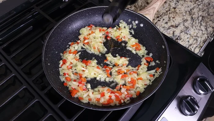 Añadir el vinagre de cereza, el pimentón ahumado, el comino, la salsa de tomate, sal y pimienta. Mezclar rápidamente (150.12).