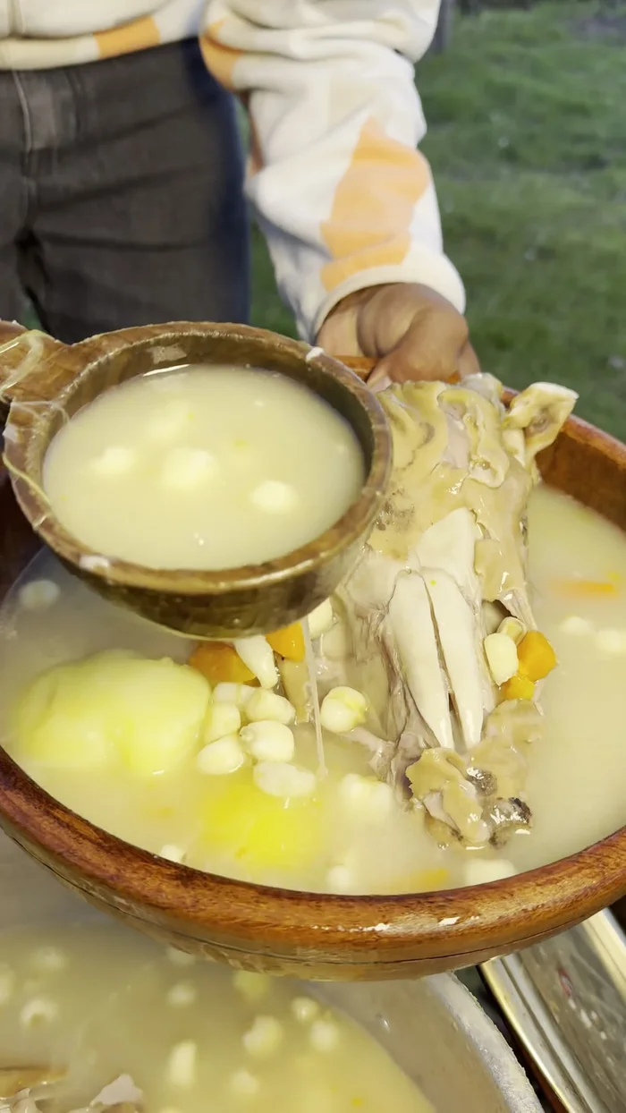 Servir: Servir el caldo de cabeza en platos hondos. Colocar la cabeza primero, luego agregar el caldo, papas, yuca y maíz. Decorar con culantro y rocoto. [103.6]