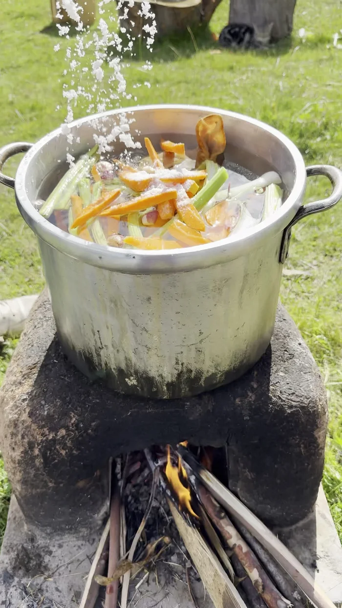 Agregar vegetales y otros ingredientes: Añadir las zanahorias, poro, apio, ajo, maíz pelado, yuca (pelada y partida en cuatro), papas (peladas) y arroz (bien lavado). Sazonar con sal. [54.719]