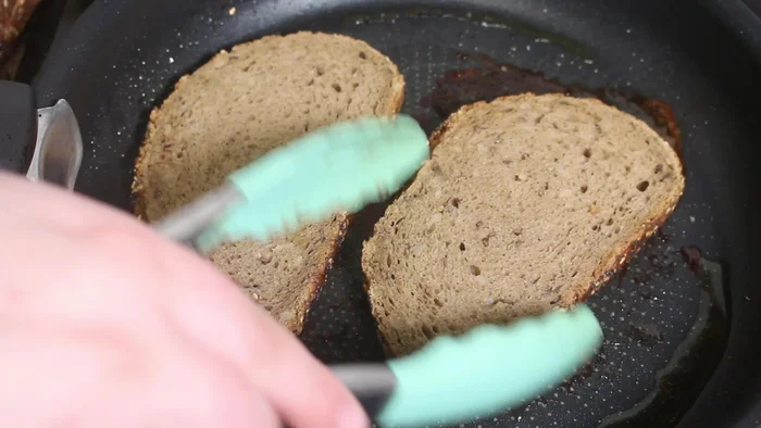 Dorar el pan: Aprovechando el sabor de la ternera, dorar las rebanadas de pan en la misma sartén.