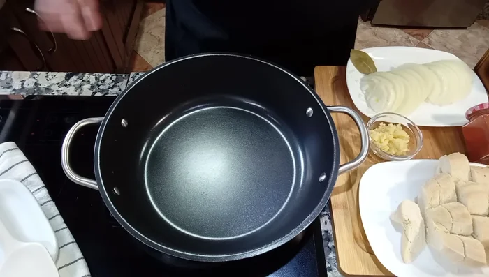 Enciende el fuego y coloca un perol en la vitrocerámica. Añade 4 cucharadas de aceite de oliva.