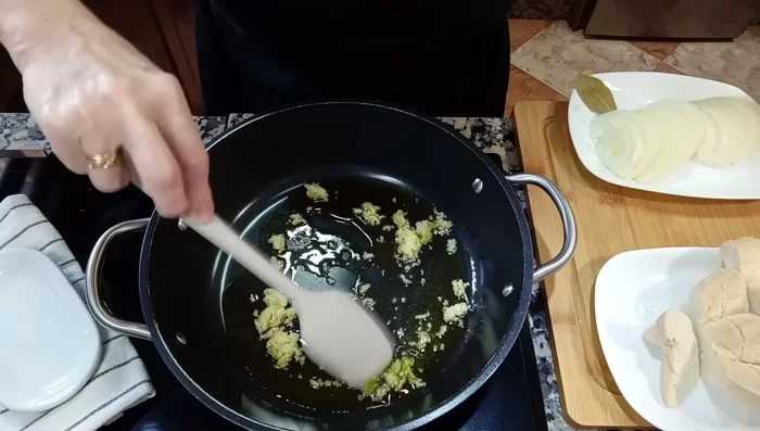 Cuando el aceite esté caliente, agrega los ajos picaditos y sofríelos hasta que empiecen a dorarse. Baja la temperatura a media (5-6).