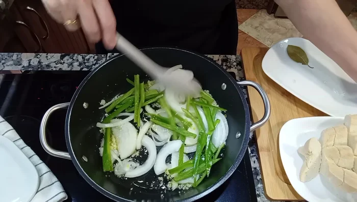 Sofríe las verduras hasta que estén tiernas. Remueve ocasionalmente para evitar que se quemen. Añade la hoja de laurel.