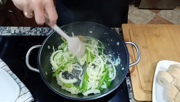 Mientras se sofríe, trocea los tomates pelados en trozos pequeños.