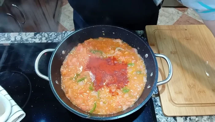 Incorpora el pimentón dulce y la pimienta. Prueba y rectifica la sal si es necesario. Cocina unos minutos más.