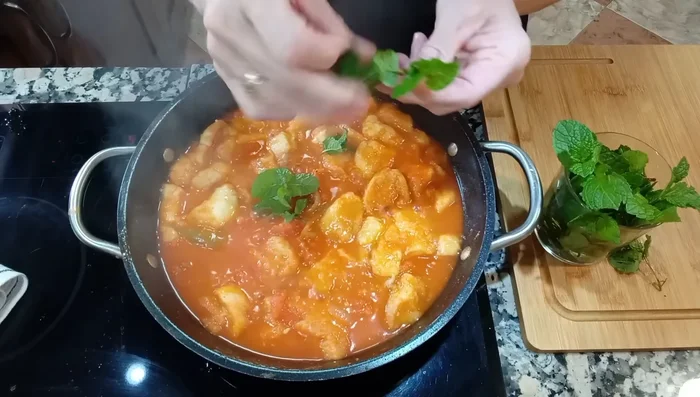 Agrega la hierbabuena (cantidad al gusto) y cocina por 2 minutos más para que se integre el sabor.