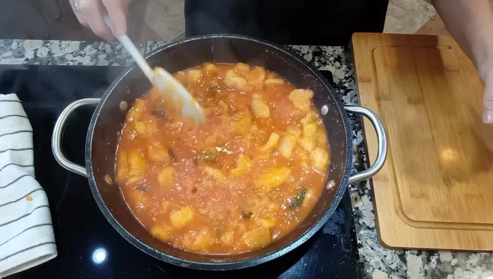 Añade los huevos, creando un hueco en la sopa para que se cuajen con el calor residual de la vitrocerámica (apaga el fuego).
