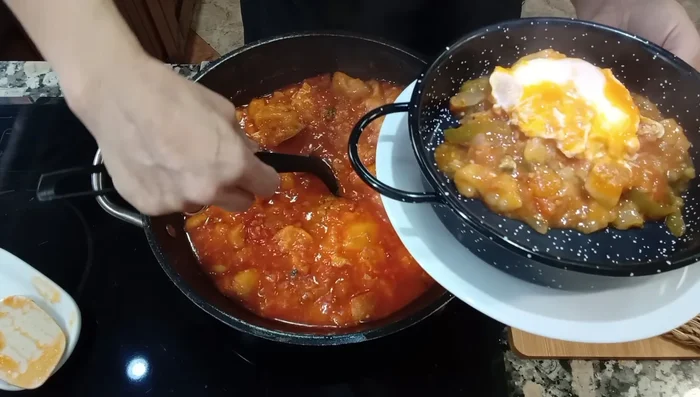 Sirve la sopa caliente, decorando con una ramita de hierbabuena.