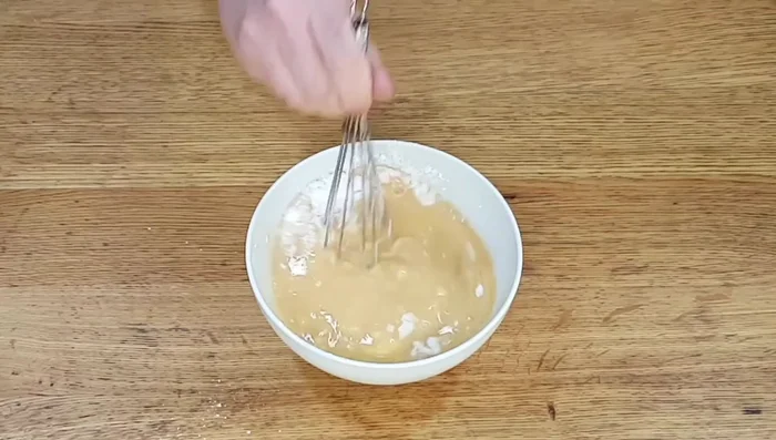 Incorporar el polvo de hornear y la harina de avena. Mezclar hasta obtener una masa homogénea.