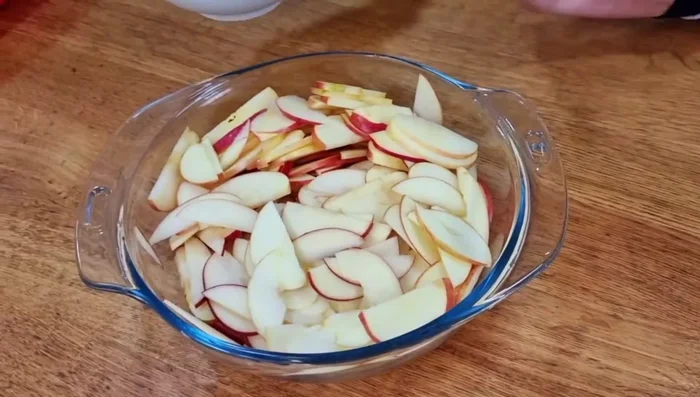 Cortar las manzanas en láminas finas.