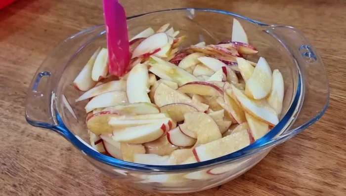 Mezclar la masa con las manzanas, intentando cubrirlas lo máximo posible.