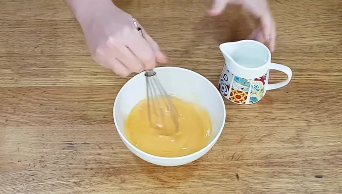 Agregar aceite de coco, leche (de coco o vegetal si se prefiere) y esencia de vainilla (o canela). Mezclar bien.