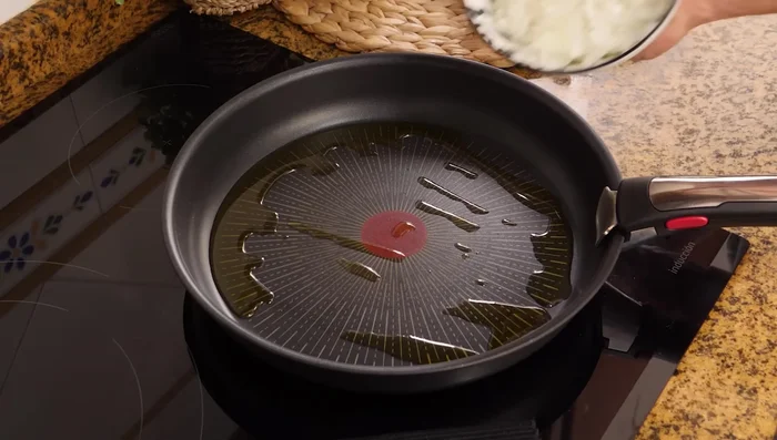 Agregar 400g de salsa de tomate frito, orégano o albahaca y 4 latas de atún escurrido. Cocinar hasta que no quede líquido.