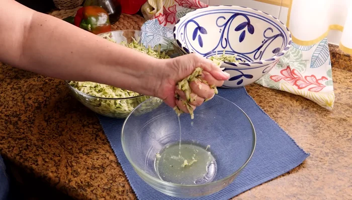 Escurrir bien el calabacín con las manos para eliminar el exceso de líquido.