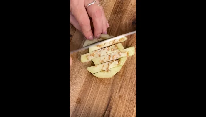 Cortar las berenjenas en trozos pequeños (tipo papa frita).