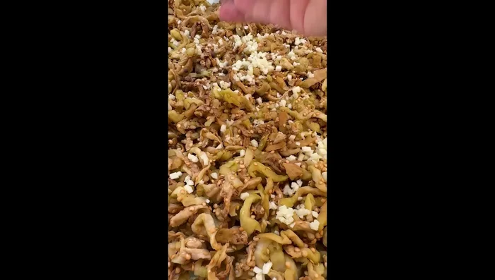 Agregar ajo picado y pimienta. Dividir las berenjenas en dos mitades.