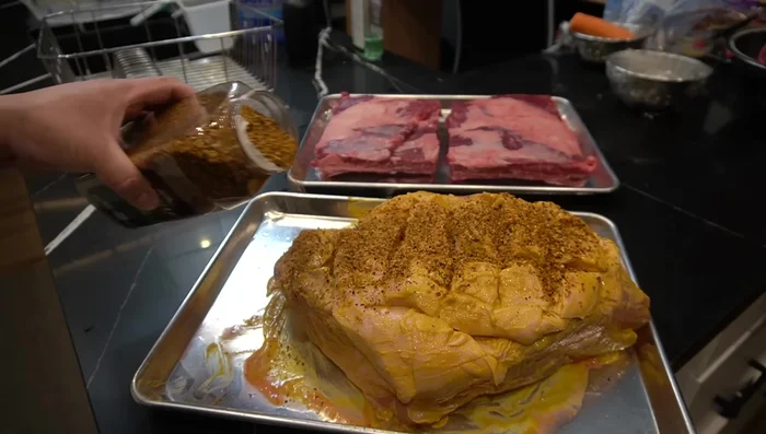 Sazone la paleta de cerdo con mostaza y sazón Montreal.