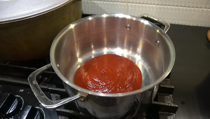 Prepare la salsa barbacoa: Mezcle ketchup, salsa Worcestershire, azúcar morena, pimentón ahumado, cebolla en polvo, ajo en polvo, pasta de tomate, azúcar blanca, mostaza molida, mostaza amarilla, agua, mermelada de albaricoque y jarabe de arce. Cocine a fuego lento durante 20 minutos.