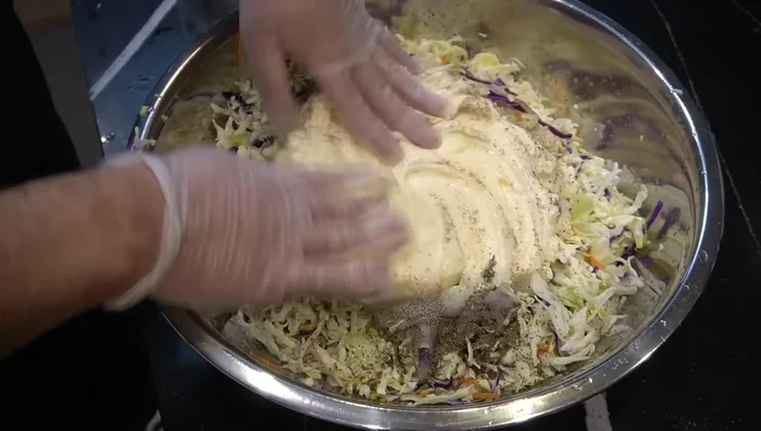 Prepare la Kla: Mezcle azúcar, semillas de apio, vinagre blanco y pimienta blanca. Deje reposar por al menos 5 horas, o toda la noche.