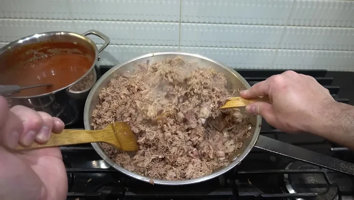 Una vez que la paleta de cerdo esté cocida, desmenúcela.