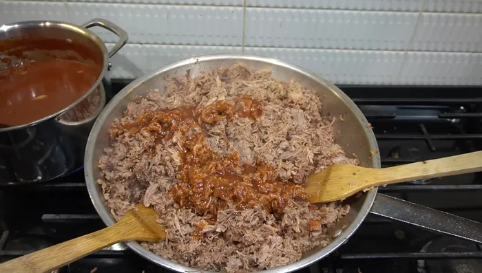 Mezcle la salsa barbacoa con el cerdo desmenuzado.