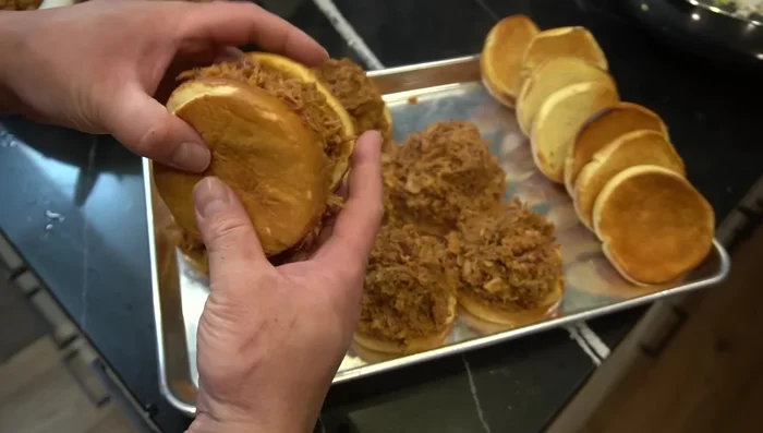 Sirva el cerdo desmenuzado en panes brioche, con Kla al gusto.