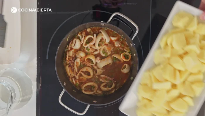 Incorpora las patatas cortadas en trozos irregulares para que suelten almidón y espese el guiso.